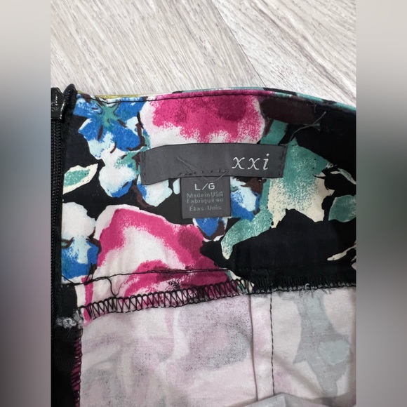 Forever 21 Floral mini skirt - Picture 3 of 4